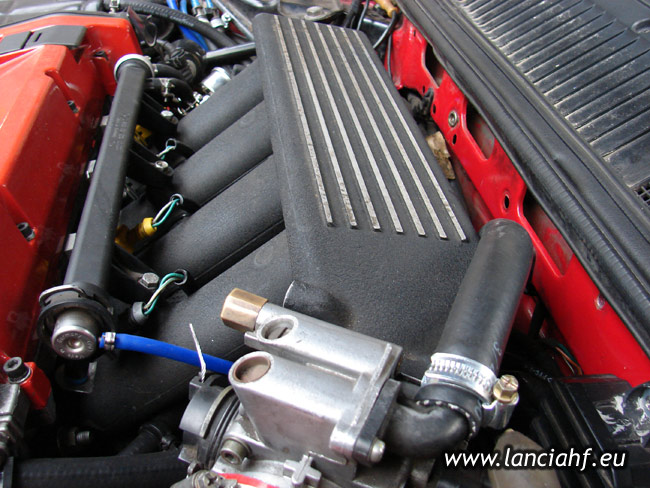 Lancia Kappa 16VT fuel rail closeup