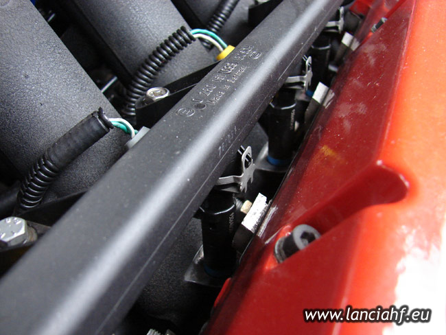 Lancia Kappa 16VT fuel rail